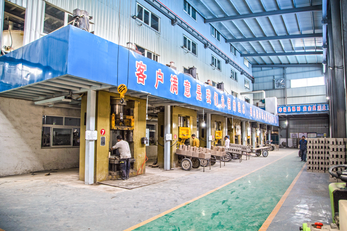 壓力機(jī)成型車(chē)間.png